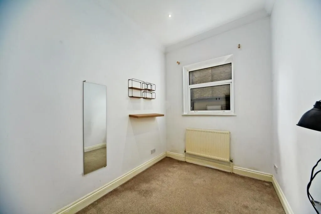 London, SW16 2EL - Online Auctions