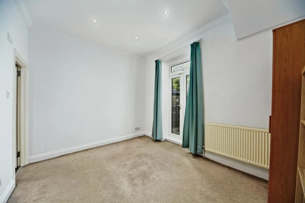 London, SW16 2EL - Online Auctions