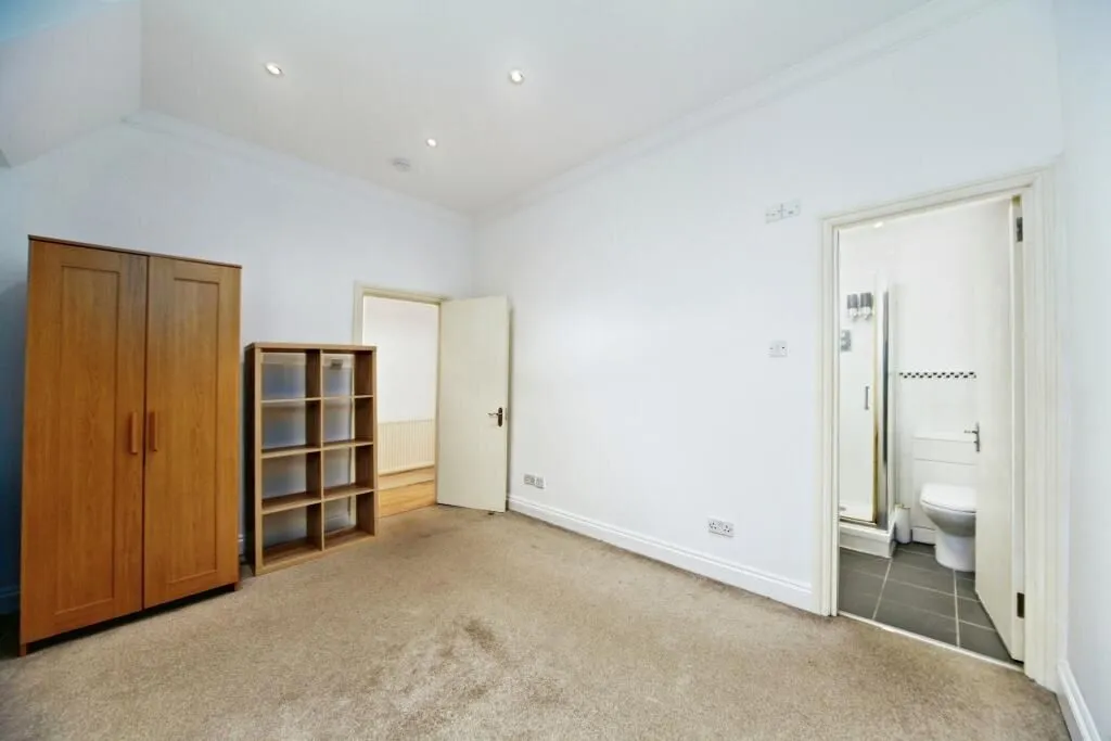 London, SW16 2EL - Online Auctions