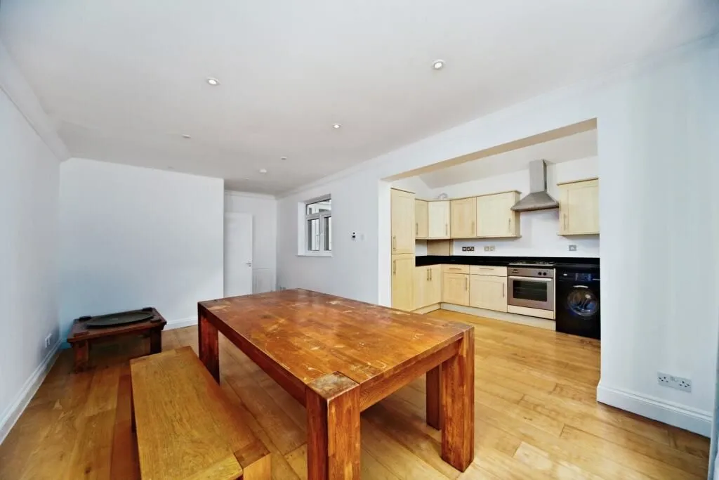 London, SW16 2EL - Online Auctions