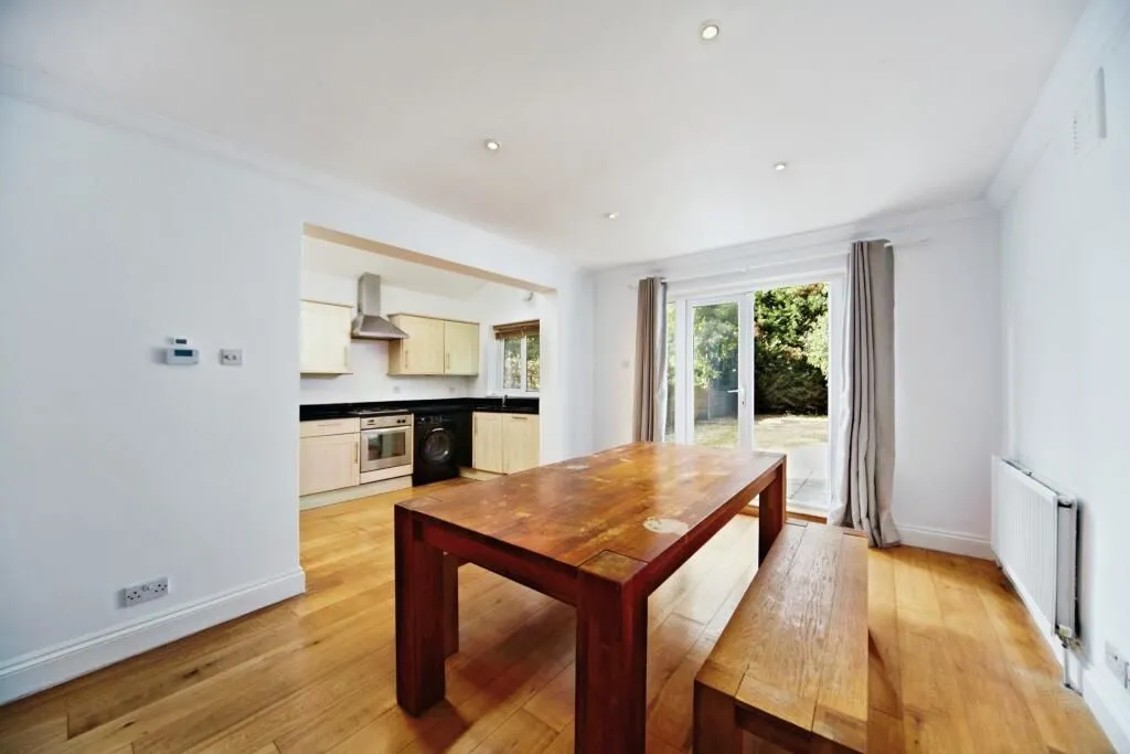 London, SW16 2EL - Online Auctions