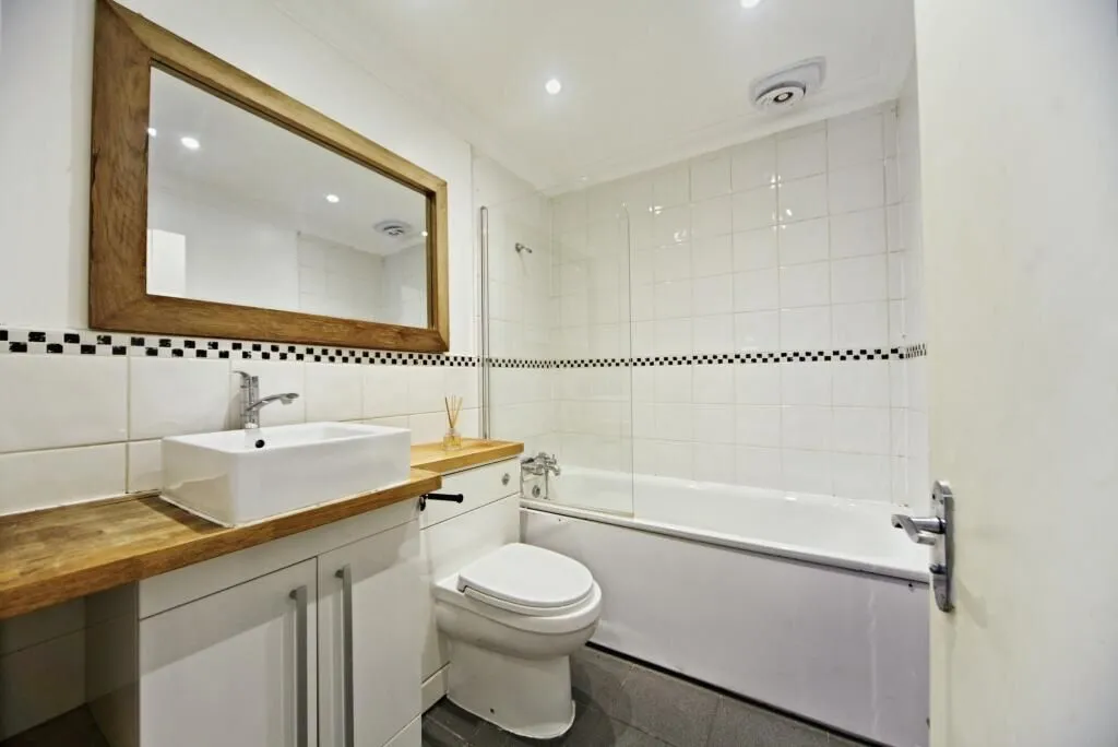 London, SW16 2EL - Online Auctions