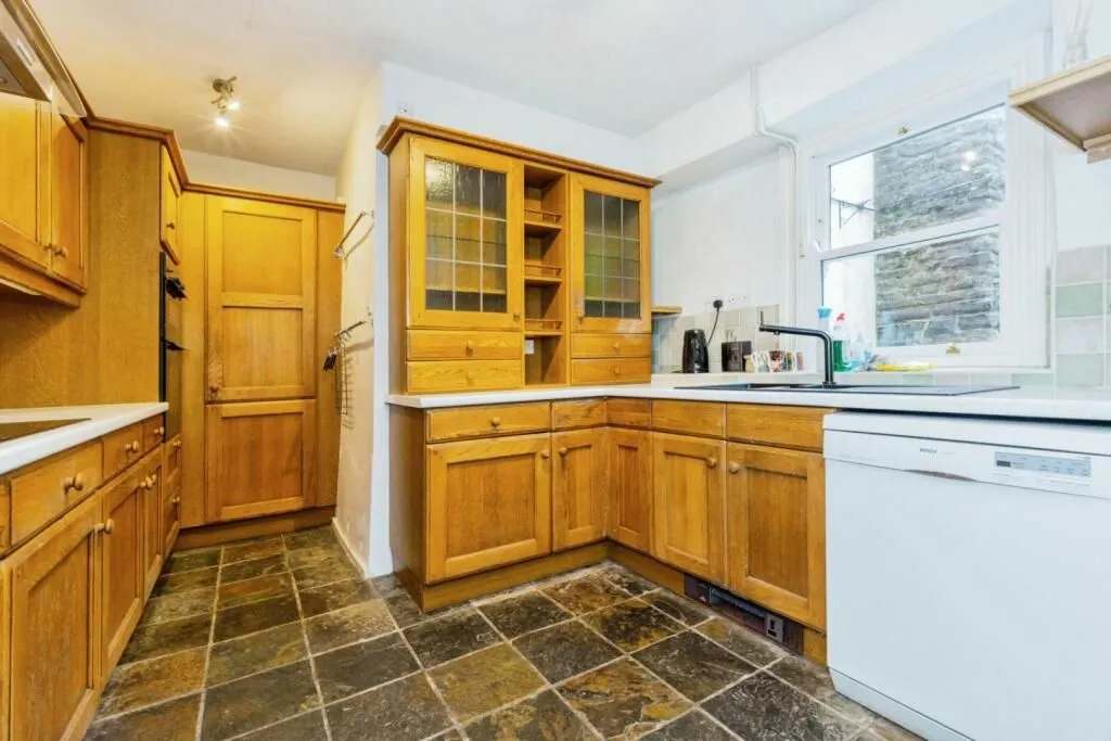 Hadfield, Glossop, Derbyshire, SK13 1NT - Online Auctions