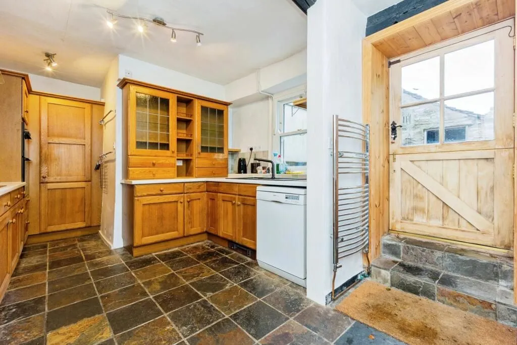 Hadfield, Glossop, Derbyshire, SK13 1NT - Online Auctions