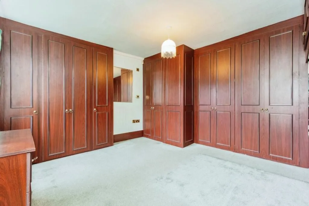 Hadfield, Glossop, Derbyshire, SK13 1NT - Online Auctions