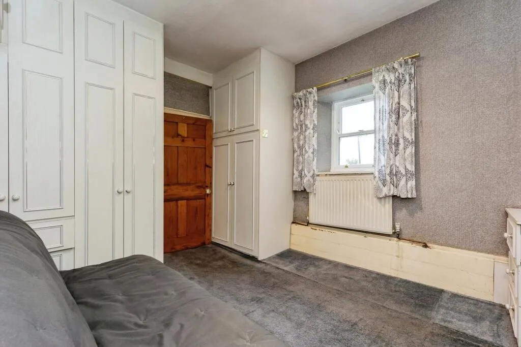 Hadfield, Glossop, Derbyshire, SK13 1NT - Online Auctions