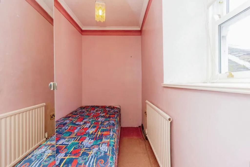 Hadfield, Glossop, Derbyshire, SK13 1NT - Online Auctions