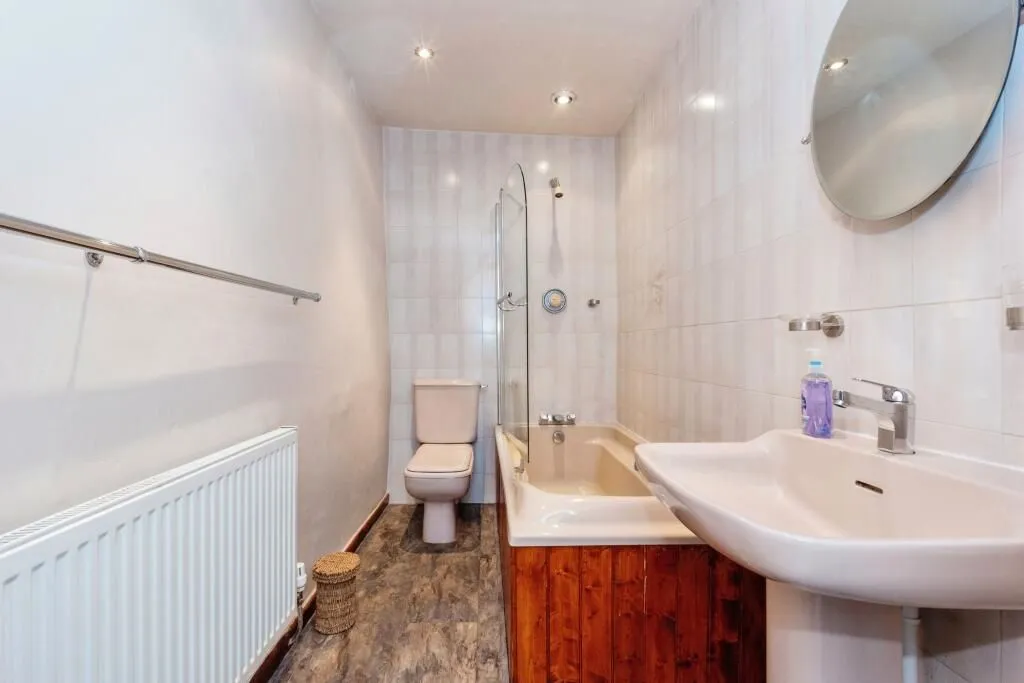 Hadfield, Glossop, Derbyshire, SK13 1NT - Online Auctions