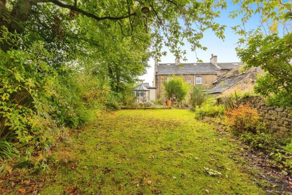 Hadfield, Glossop, Derbyshire, SK13 1NT - Online Auctions