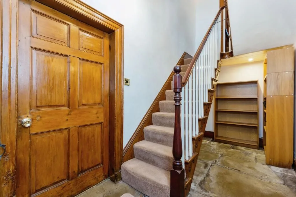 Hadfield, Glossop, Derbyshire, SK13 1NT - Online Auctions