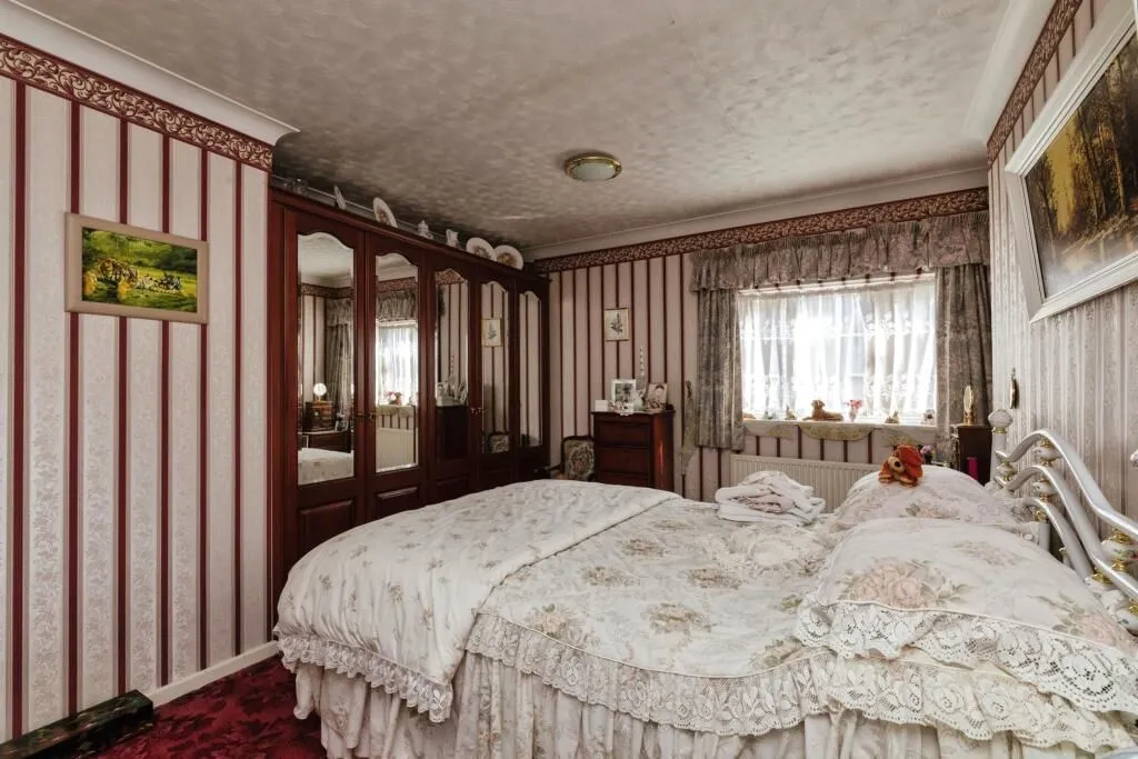 Enfield, Middlesex, EN1 4NU - Online Auctions