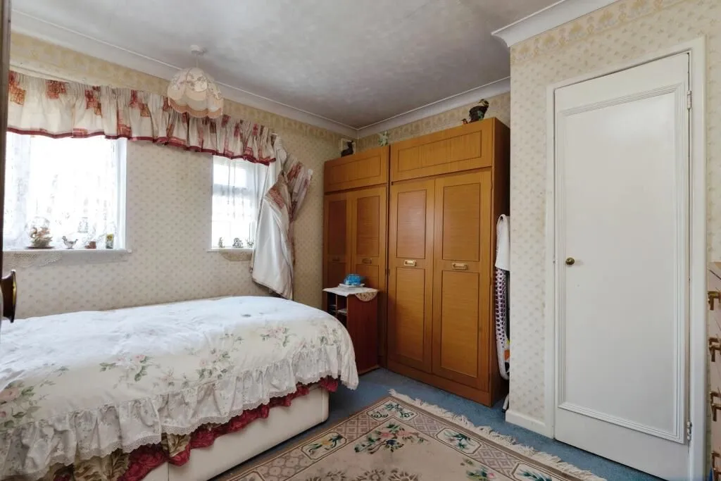 Enfield, Middlesex, EN1 4NU - Online Auctions