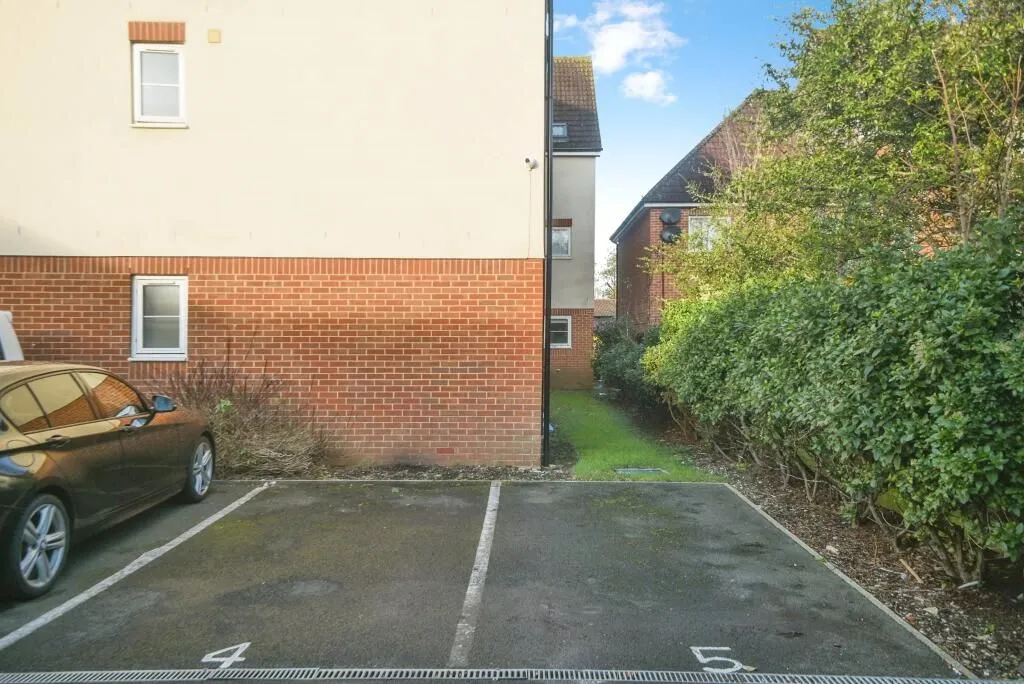 Towpath Gardens, The Moorings, Swindon, Wiltshire, SN1 5AD - Online Auctions