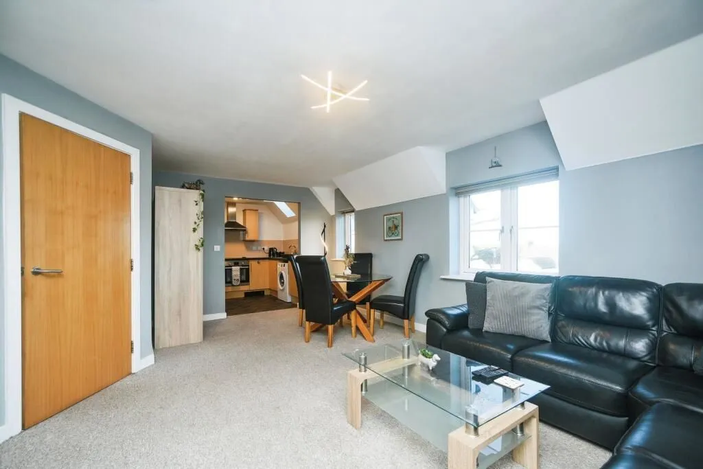 Towpath Gardens, The Moorings, Swindon, Wiltshire, SN1 5AD - Online Auctions