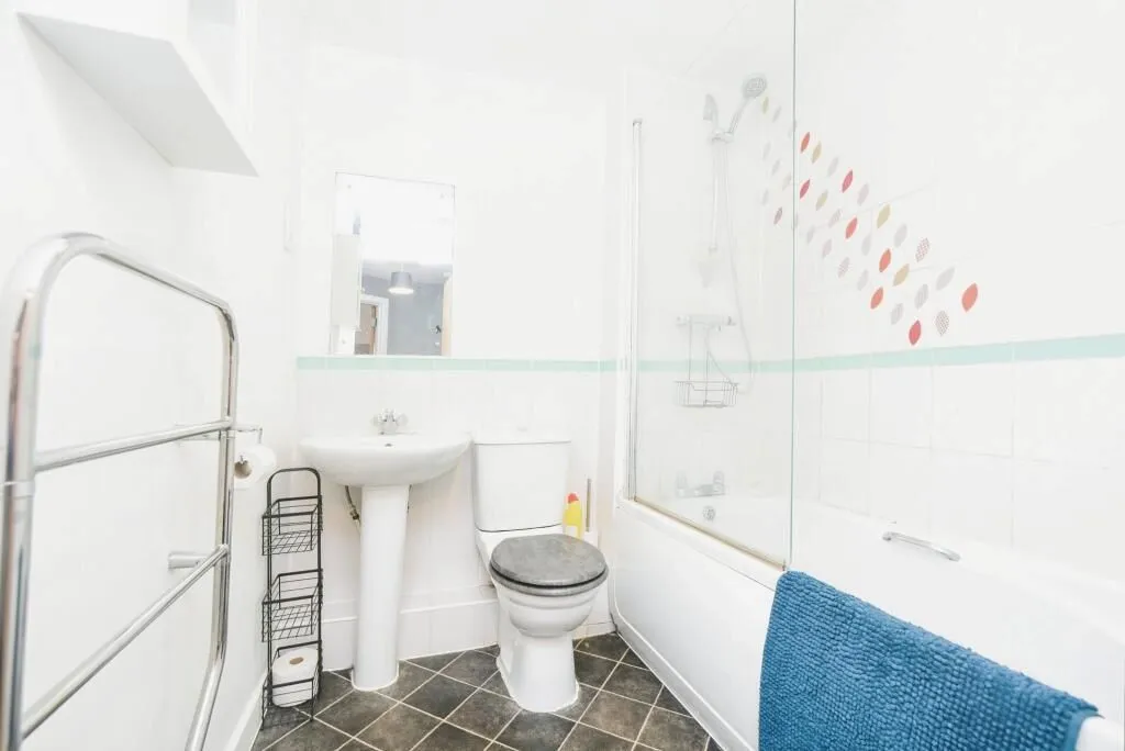 Towpath Gardens, The Moorings, Swindon, Wiltshire, SN1 5AD - Online Auctions