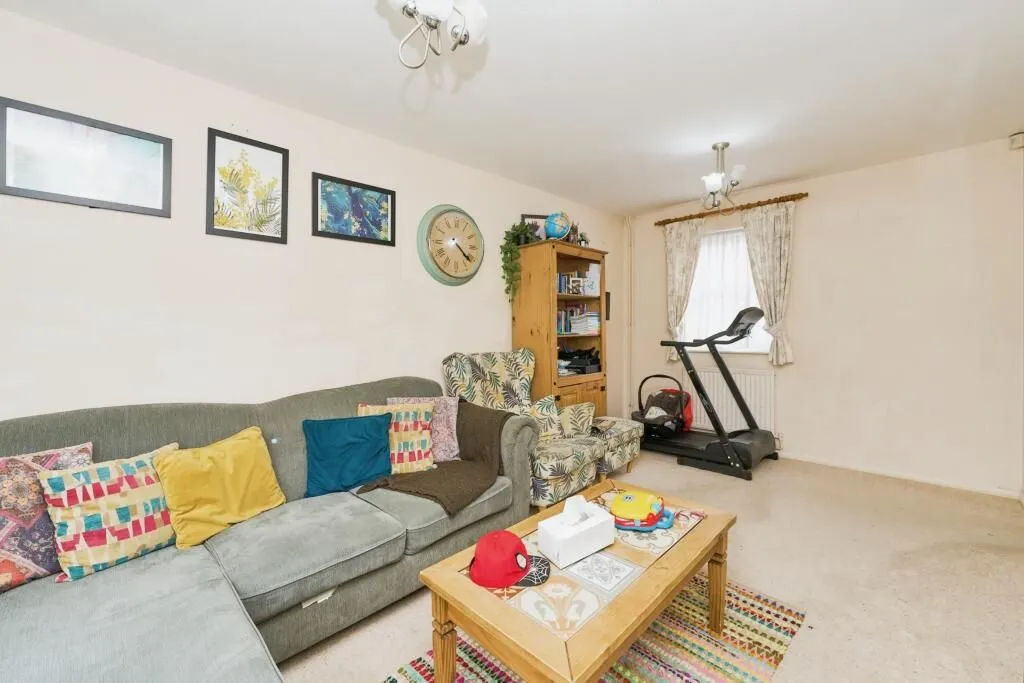 Feltham, Middlesex, TW14 8SQ - Online Auctions