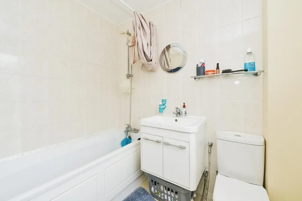 Feltham, Middlesex, TW14 8SQ - Online Auctions