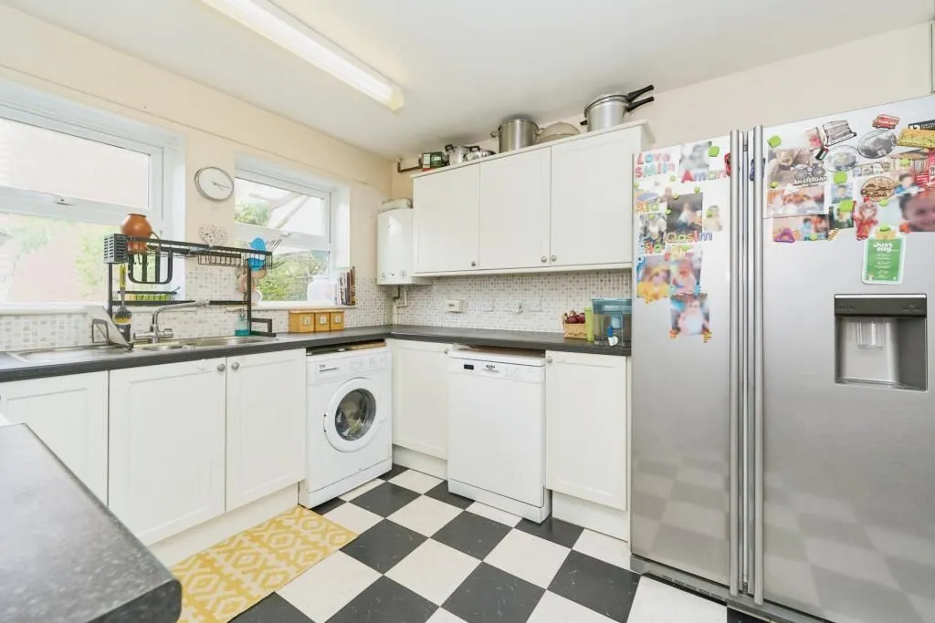 Feltham, Middlesex, TW14 8SQ - Online Auctions