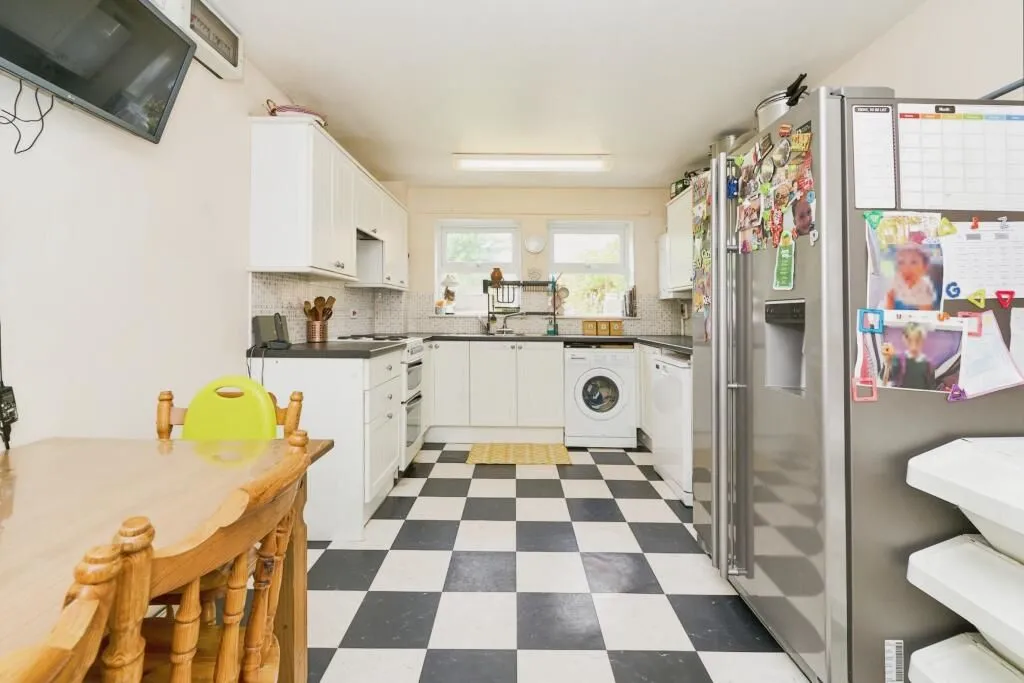 Feltham, Middlesex, TW14 8SQ - Online Auctions