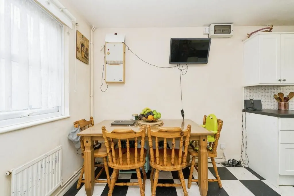 Feltham, Middlesex, TW14 8SQ - Online Auctions