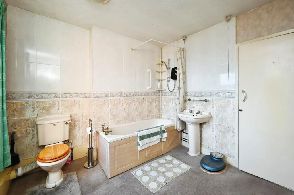 Mansfield, Nottinghamshire, NG18 1TG - Online Auctions