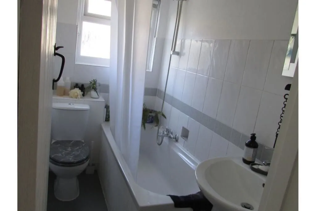 Littlehampton, West Sussex, BN17 7AL - Online Auctions