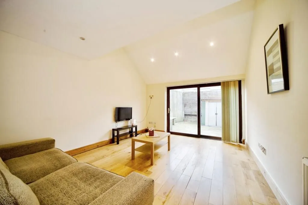 London, N7 8QY - Online Auctions