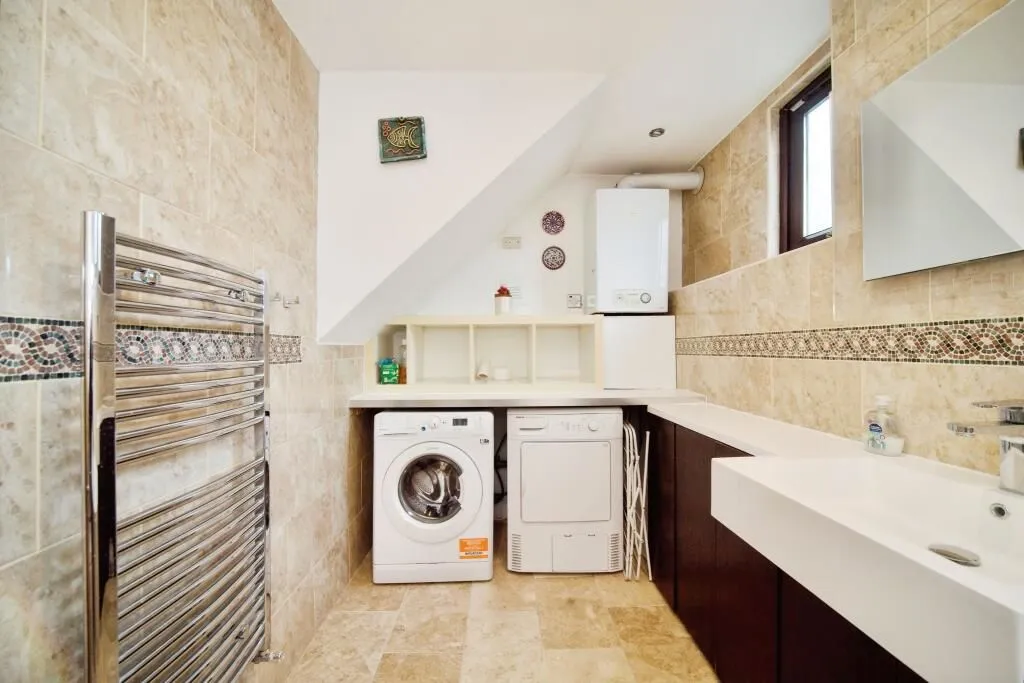 London, N7 8QY - Online Auctions