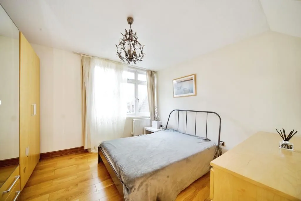 London, N7 8QY - Online Auctions