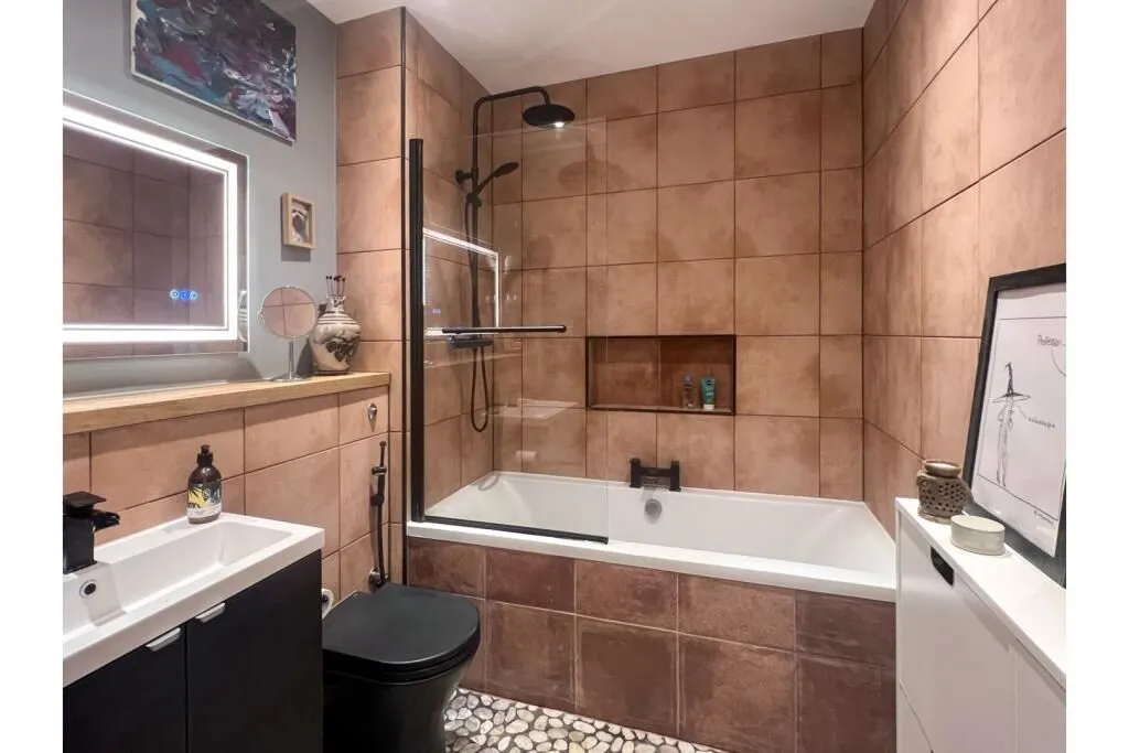 Adele Court, 3 Rowland Road, London, N17 7EW - Online Auctions