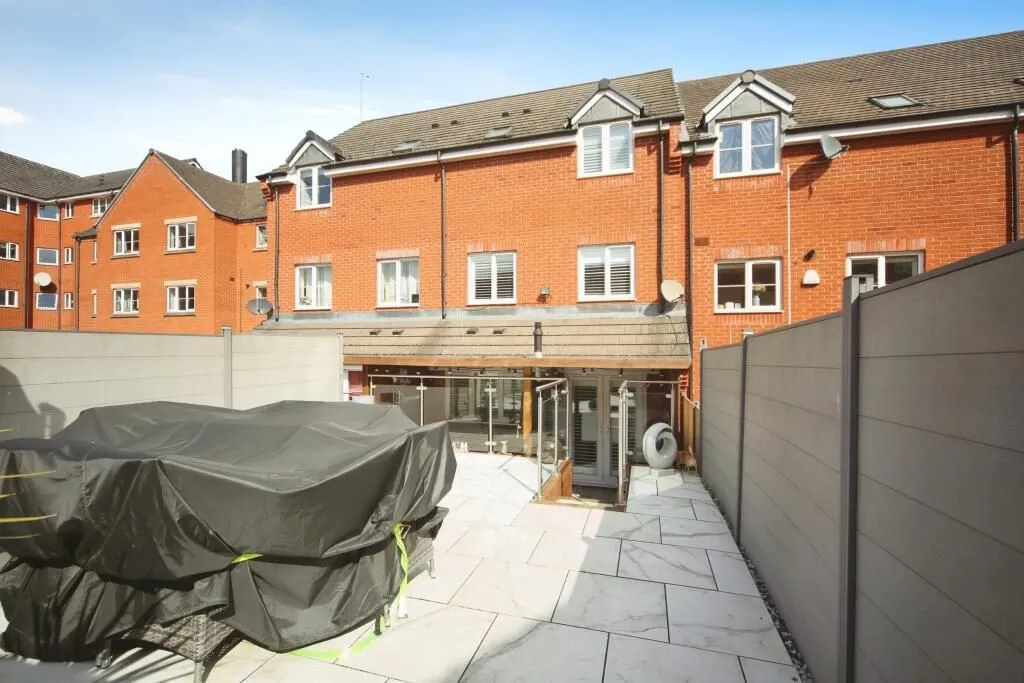 Quayle Court,, Kidderminster,, Worcestershire, DY11 6SQ - Online Auctions