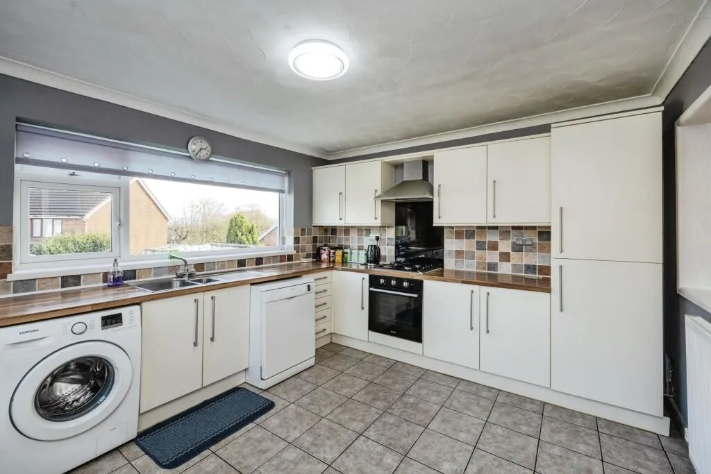 Llanelli, Dyfed, SA14 8AF - Online Auctions