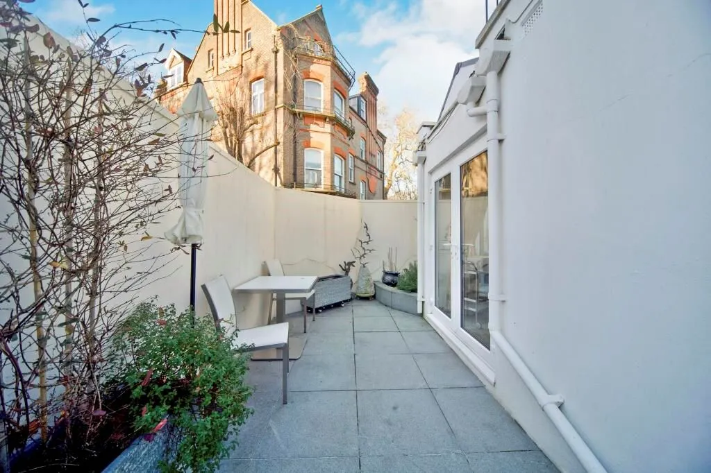 London, NW3 1ED - Online Auctions
