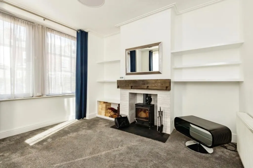 Colwick, Nottingham, Nottinghamshire, NG4 2GD - Online Auctions