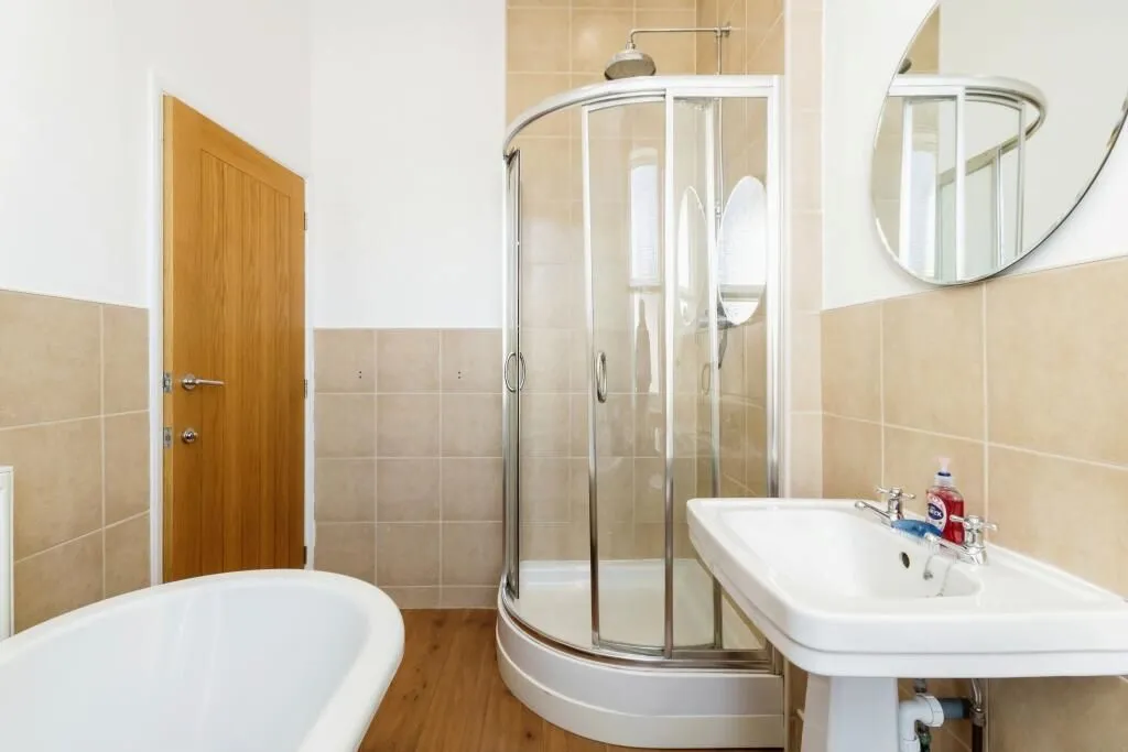 Colwick, Nottingham, Nottinghamshire, NG4 2GD - Online Auctions