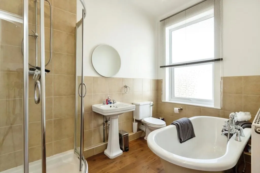 Colwick, Nottingham, Nottinghamshire, NG4 2GD - Online Auctions