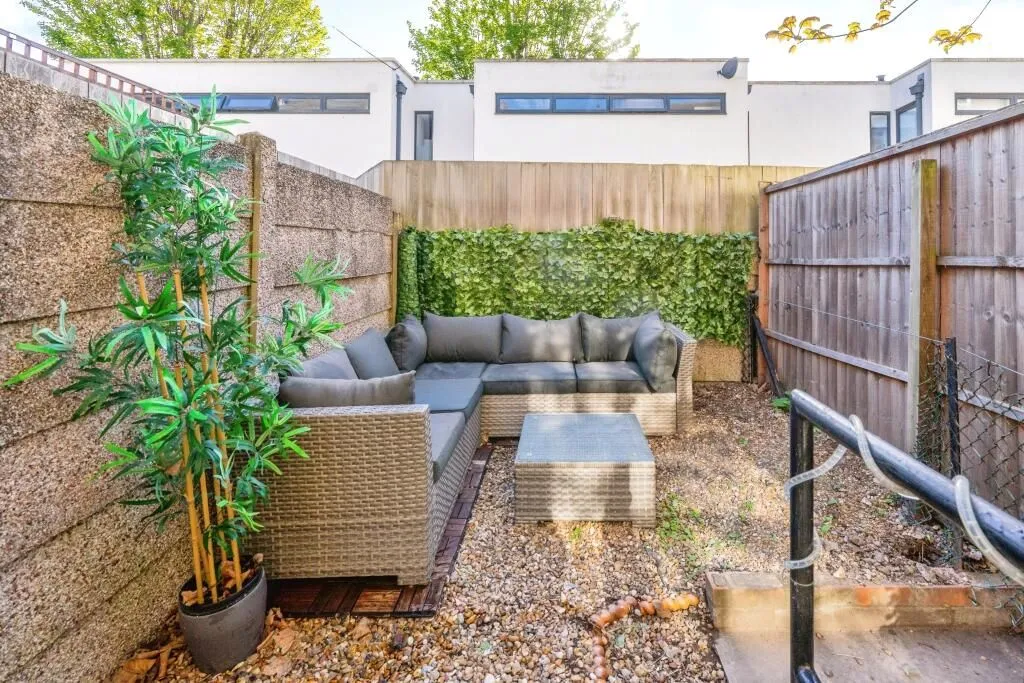 Balham Grove, London, SW12 8AZ - Online Auctions