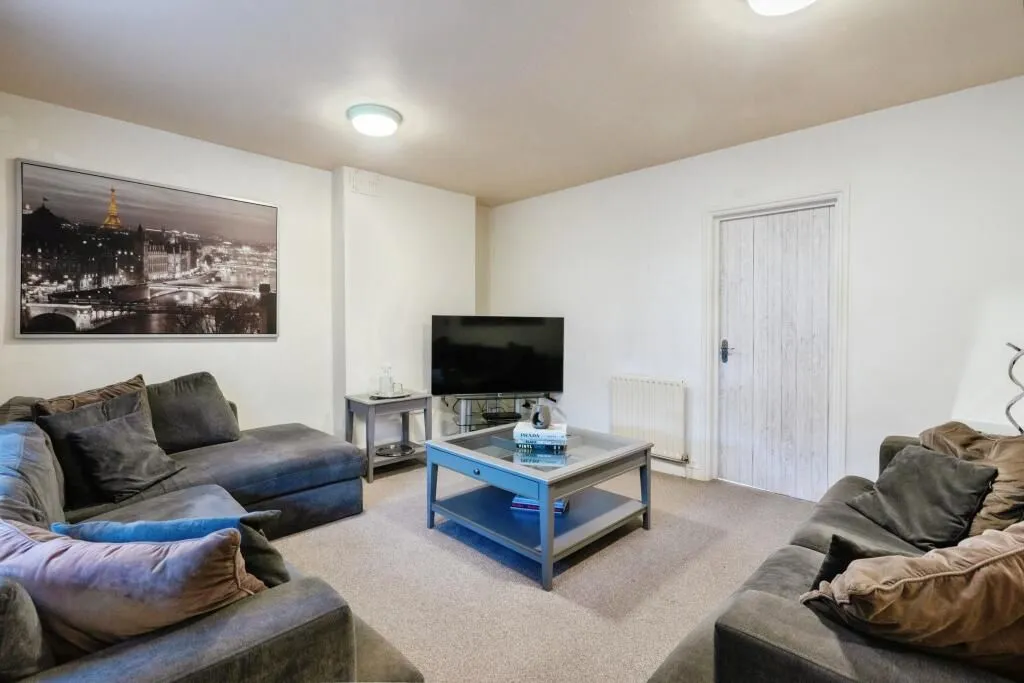 Balham Grove, London, SW12 8AZ - Online Auctions