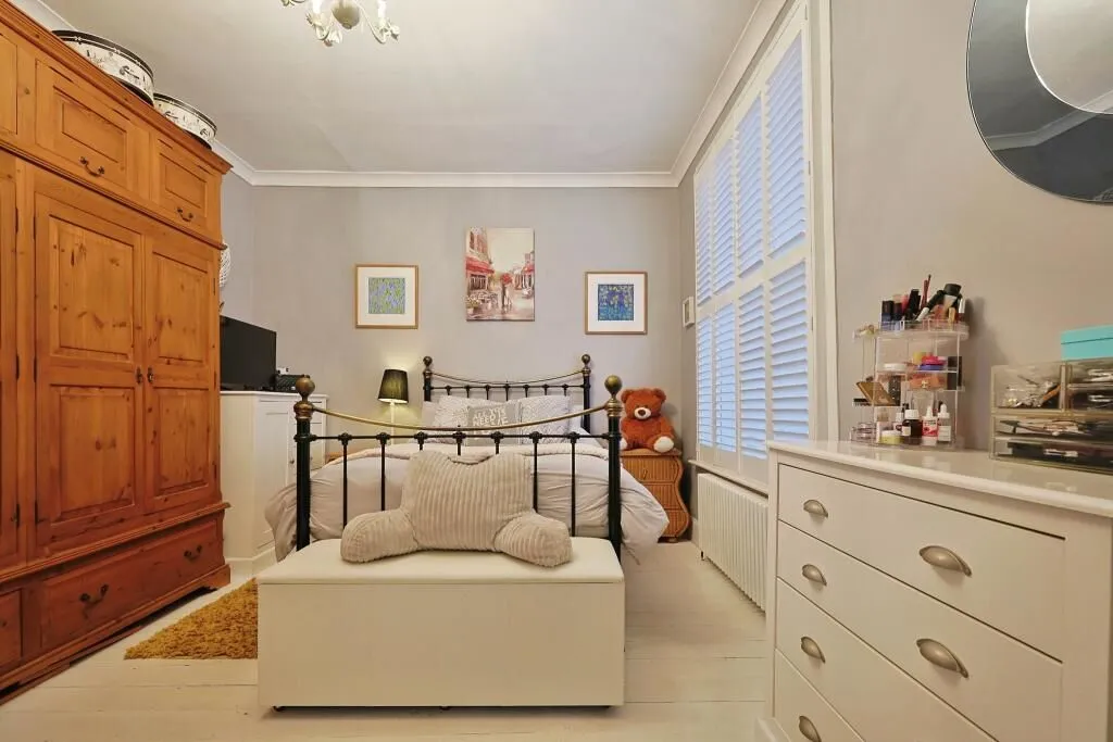 London, NW10 9QR - Online Auctions