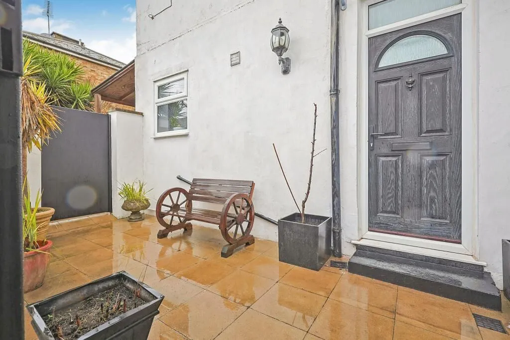 London, NW10 9QR - Online Auctions