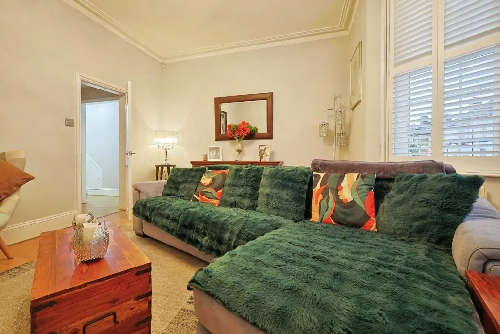 London, NW10 9QR - Online Auctions