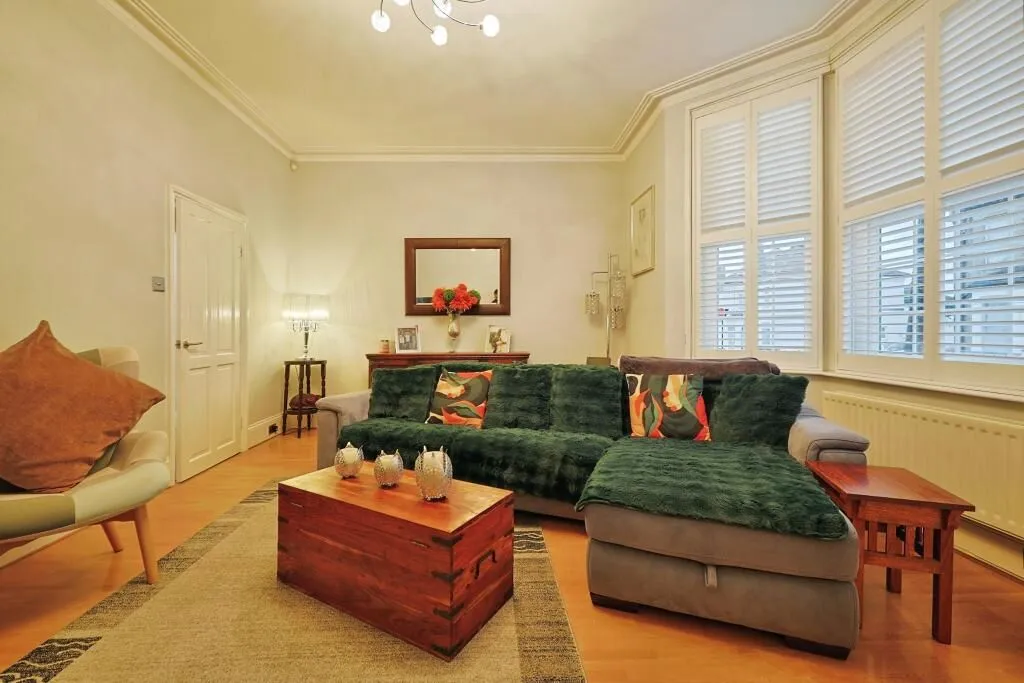 London, NW10 9QR - Online Auctions