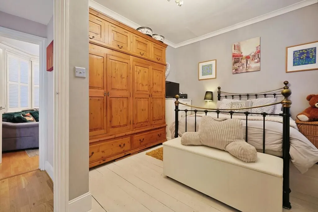 London, NW10 9QR - Online Auctions