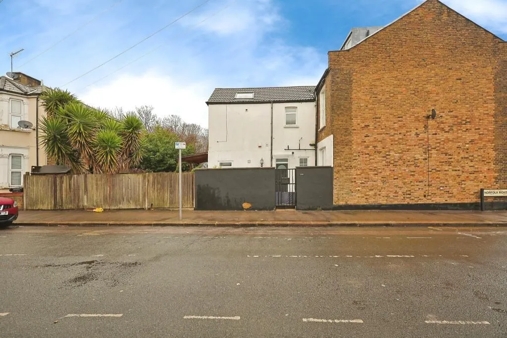 London, NW10 9QR - Online Auctions