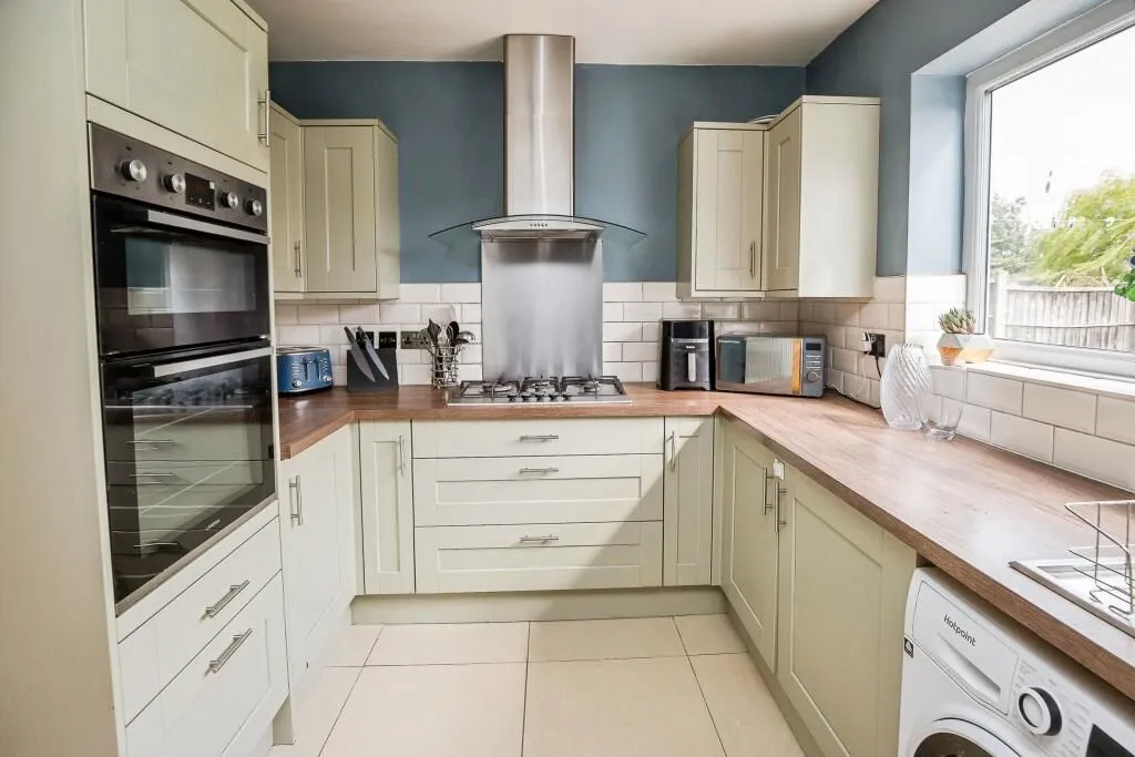 Chester, Cheshire, CH2 3EZ - Online Auctions