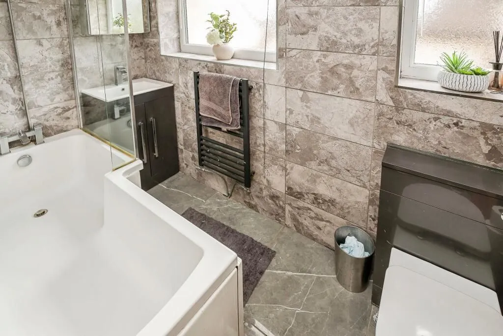 Chester, Cheshire, CH2 3EZ - Online Auctions