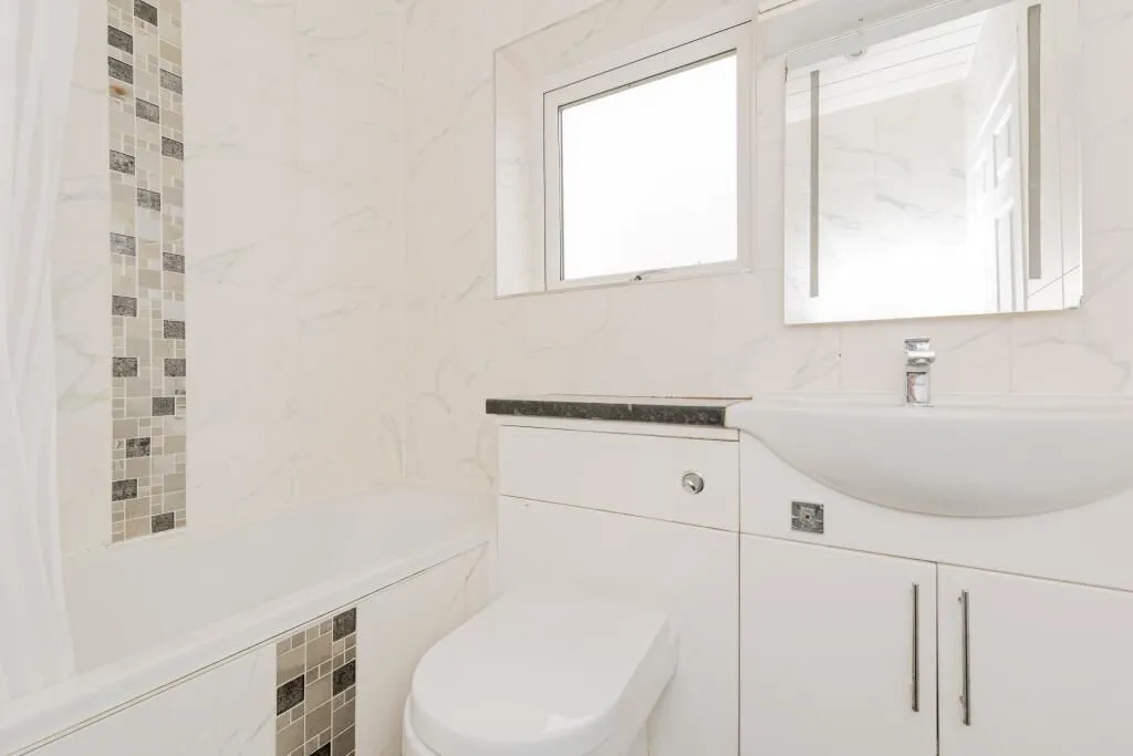 Glossop, Derbyshire, SK13 8NN - Online Auctions