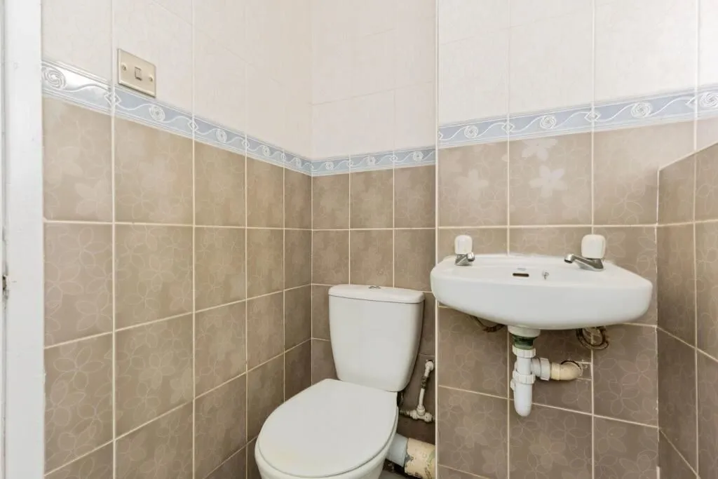 Glossop, Derbyshire, SK13 8NN - Online Auctions