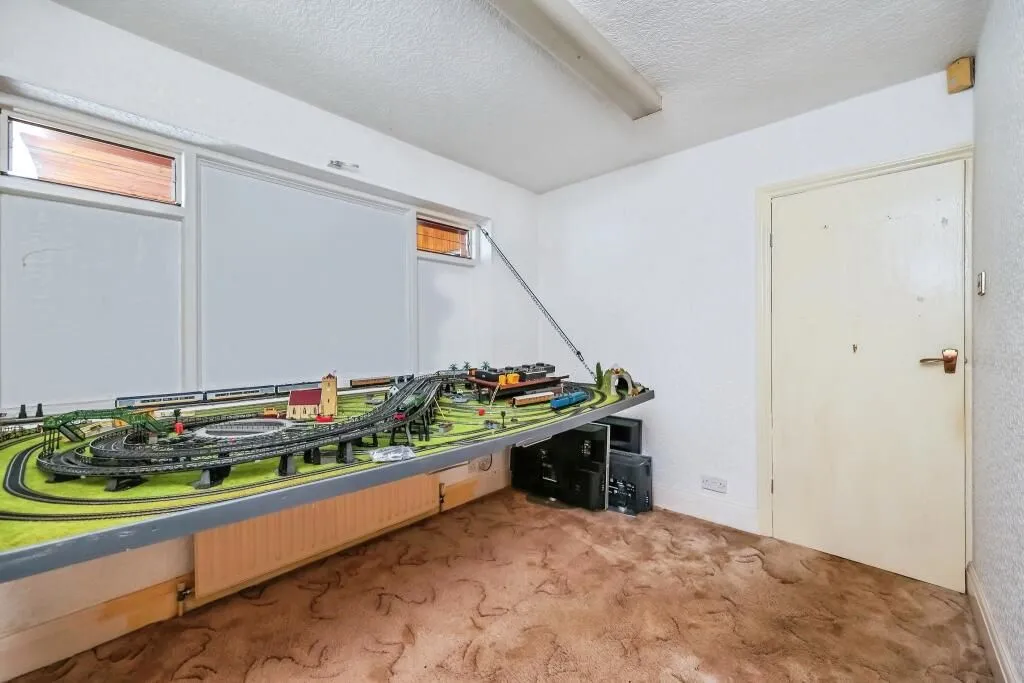 Nottingham, Nottinghamshire, NG8 5GE - Online Auctions