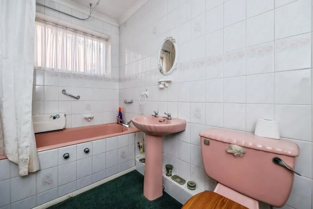 Nottingham, Nottinghamshire, NG8 5GE - Online Auctions